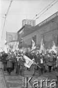 1.05.1976, Warszawa, Polska.
Uczestnicy pochodu pierwszomajowego.
Fot. Jarosław Tarań, zbiory Ośrodka KARTA [76-16]

