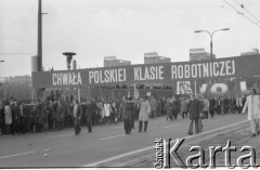 1.05.1976, Warszawa, Polska.
Uczestnicy pochodu pierwszomajowego, hasło na transparencie: 