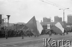 1.05.1976, Warszawa, Polska.
Uczestnicy pochodu pierwszomajowego z flagami.
Fot. Jarosław Tarań, zbiory Ośrodka KARTA [76-16]

