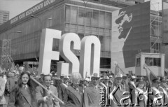 1.05.1976, Warszawa, Polska.
Pochód pierwszomajowy, pracownicy FSO, w tle portret Lenina.
Fot. Jarosław Tarań, zbiory Ośrodka KARTA [76-16]

