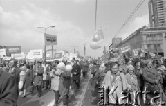 1.05.1976, Warszawa, Polska.
Uczestnicy pochodu pierwszomajowego z hasłami: 