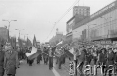 1.05.1976, Warszawa, Polska.
Pochód pierwszomajowy, manifestanci z flagami.
Fot. Jarosław Tarań, zbiory Ośrodka KARTA [76-16]

