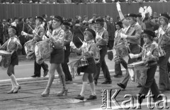 1.05.1976, Warszawa, Polska.
Pochód pierwszomajowy, młodzieżowa orkiestra.
Fot. Jarosław Tarań, zbiory Ośrodka KARTA [76-16]

