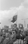 1.05.1976, Warszawa, Polska.
Pochód pierwszomajowy, dziewczynka z flagą.
Fot. Jarosław Tarań, zbiory Ośrodka KARTA [76-17]

