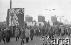 1.05.1976, Warszawa, Polska.
Pochód pierwszomajowy, manifestanci z napisem: 