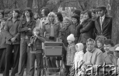 1.05.1976, Warszawa, Polska.
Festyn z okazji 1 Maja, publiczność.
Fot. Jarosław Tarań [76-95]

