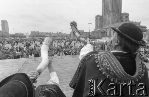 30.05.1976, Warszawa, Polska.
Cepeliada, występ zespołu góralskiego, z prawej Pałac Kultury i Nauki.
Fot. Jarosław Tarań, zbiory Ośrodka KARTA [76-124]

