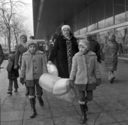 Zima 1976, Warszawa, Polska.
Dziewczynki niosące zapakowaną kołdrę.
Fot. Jarosław Tarań, zbiory Ośrodka KARTA [76-14]

