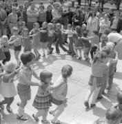 20.05.1976, Warszawa, Polska.
Dzieci bawiące się w pociąg.
Fot. Jarosław Tarań, zbiory Ośrodka KARTA [76-107]


