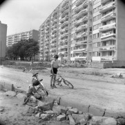 1976, Wrocław, Polska.
Nowe osiedle mieszkaniowe, dzieci z rowerami.
Fot. Jarosław Tarań, zbiory Ośrodka KARTA [76-66]

