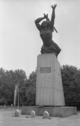 1976, Warszawa, Polska.
Plac Teatralny, buddyjscy mnisi przed pomnikiem Nike. Napis na cokole pomnika 