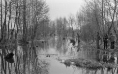 Kwiecien 1976, Polska.
Wędkarze nad rzeką Klusek.
Fot. Jarosław Tarań, zbiory Ośrodka KARTA [76-103]

