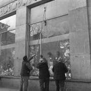 9.02.1976, Warszawa, Polska.
Mycie okien w sklepie 
