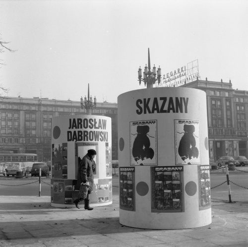 9.02.1976, Warszawa, Polska.
Plac Konstytucji, słupy reklamowe 