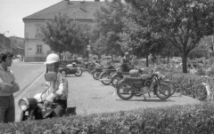 26.06.1976, Kęty k/Żywca, Polska.
Motocykle na parkingu.
Fot. Jarosław Tarań, zbiory Ośrodka KARTA [76-87]

