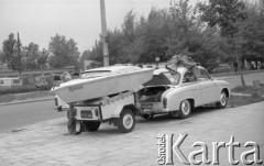 8.05.1977, Warszawa, Polska.
Przygotowania do wyjazdu nad wodę, samochód 