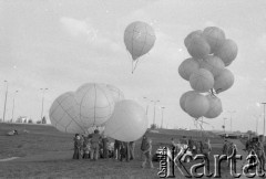 15.10.1977, Warszawa, Polska.
Pokazy balonów.
Fot. Jarosław Tarań, zbiory Ośrodka KARTA [77-39]