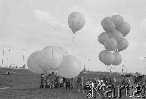 15.10.1977, Warszawa, Polska.
Pokazy balonów.
Fot. Jarosław Tarań, zbiory Ośrodka KARTA [77-39]