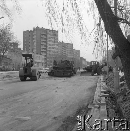 12.04.1977, Warszawa, Polska.
Przebudowa ulicy Belwederskiej, w tle bloki.
Fot. Jarosław Tarań, zbiory Ośrodka KARTA [77-31]