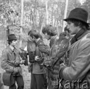 5-6.11.1977, Polska
Polowanie z sokołami.
Fot. Jarosław Tarań, zbiory Ośrodka KARTA [77-108]