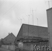 Listopad 1977, Golub-Dobrzyń, Polska
Fragment ulicy, anteny radiowe na dachach domów.
Fot. Jarosław Tarań, zbiory Ośrodka KARTA [77-30]

