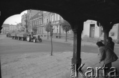 Listopad 1977, Golub-Dobrzyń, Polska
Rynek, traktor jadący ulicą, fotografia wykonana spod domu z podcieniami.
Fot. Jarosław Tarań, zbiory Ośrodka KARTA [77-31]