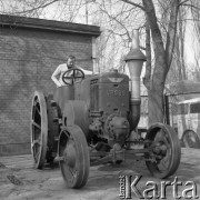 13.04.1977, Ursus, Polska
Traktor z pierwszej serii wyprodukowanej przez zakłady w Ursusie w 1948 r.
Fot. Jarosław Tarań, zbiory Ośrodka KARTA [77-154]