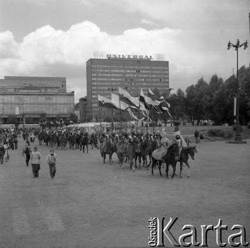 2.06.1977, Warszawa, Polska.
Rewia konna, parada przed Pałacem Kultury i Nauki, w tle budynek 