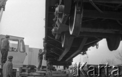 Kwiecień 1977, Warszawa, Polska.
Transport platformy kolejowej przez Warszawę.
Fot. Jarosław Tarań, zbiory Ośrodka KARTA [77-141]
