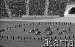 1.06.1977, Warszawa, Polska.
Stadion X-lecia, zakończenie Olimpiady Młodzieżowej, pokazy gimnastyczne, na bandzie hasło: 