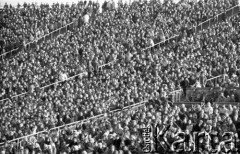 Czerwiec 1977, Warszawa, Polska.
Stadion X-lecia, pokazy jeździeckie, widownia.
Fot. Jarosław Tarań, zbiory Ośrodka KARTA [77-196]