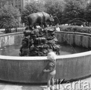 6.05.1977, Przemyśl, Polska
Rynek, dziecko przy fontannie z kroczącym niedźwiedziem.
Fot. Jarosław Tarań, zbiory Ośrodka KARTA [77-38]