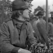 Wrzesień 1977, Tuchola, Polska
Sokolnik z ptakiem podczas polowania.
Fot. Jarosław Tarań, zbiory Ośrodka KARTA [77-206]