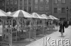 Lato 1977, Warszawa, Polska.
Stare Miasto, ogródek kawiarni na Rynku.
Fot. Jarosław Tarań, zbiory Ośrodka KARTA [77-88]