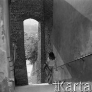 Lipiec 1977, Sandomierz, Polska
Fragment miasta, dziewczyna na schodach.
Fot. Jarosław Tarań, zbiory Ośrodka KARTA [77-103]