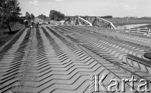 30.05.1977, Łowicz okolice, Polska
Budowa mostu nad rzeką Słudwią.
Fot. Jarosław Tarań, zbiory Ośrodka KARTA [77-175]