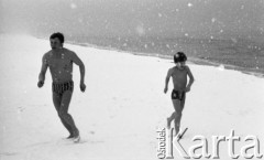 9-10.02.1978, Gdańsk, Polska
Członkowie Klubu Morsów na plaży.
Fot. Jarosław Tarań, zbiory Ośrodka KARTA [78-111] 
