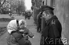 Maj 1978, Warszawa - Targówek, Polska
Dzielnicowy podczas rozmowy z kobietą trzymającą dziecko na ręku.
Fot. Jarosław Tarań, zbiory Ośrodka KARTA [78-36] 

