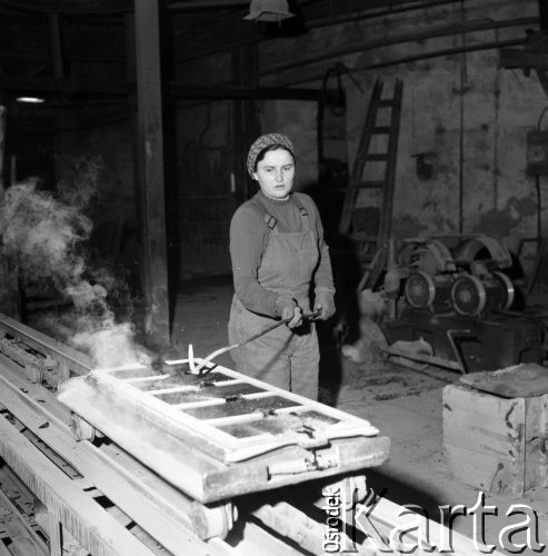 10.01.1978, Starachowice, Polska
Zakłady Bazaltów Topionych, kobieta przy taśmie produkcyjnej.
Fot. Jarosław Tarań, zbiory Ośrodka KARTA [78-109]