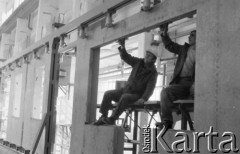 Styczeń 1978, Warszawa, Polska.
Pracownicy Fabryki Domów przy ulicy Modlińskiej, produkcja ścian.
Fot. Jarosław Tarań, zbiory Ośrodka KARTA [78-11] 
