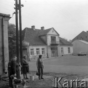 Wrzesień 1978, Nadarzyn, Polska
Fragment miasteczka, kobiety rozmawiające na ulicy.
Fot. Jarosław Tarań, zbiory Ośrodka KARTA [78-85]