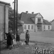 Wrzesień 1978, Nadarzyn, Polska
Fragment miasteczka, kobiety rozmawiające na ulicy.
Fot. Jarosław Tarań, zbiory Ośrodka KARTA [78-85]