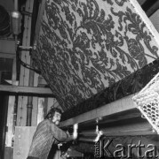 Listopad 1978, Kowary, Polska
Fabryka Dywanów, pracownik przy maszynie tkackiej.
Fot. Jarosław Tarań, zbiory Ośrodka KARTA [78-84] 
