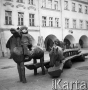 Listopad 1978, Jelenia Góra, Polska
Rzeźby na Rynku, chłopiec na drewnianym koniu.
Fot. Jarosław Tarań, zbiory Ośrodka KARTA [78-72] 
