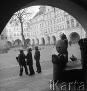 Listopad 1978, Jelenia Góra, Polska
Drewniane rzeźby na Rynku.
Fot. Jarosław Tarań, zbiory Ośrodka KARTA [78-72] 
