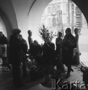 Listopad 1978, Jelenia Góra, Polska
Kwiaciarki na Rynku.
Fot. Jarosław Tarań, zbiory Ośrodka KARTA [78-72] 

