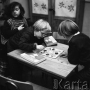6.01.1978, Warszawa, Polska.
Zajęcia pozalekcyjne w szkole podstawowej, dzieci grające w 