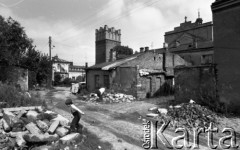 Sierpień 1978, Sandomierz, Polska
Chłopiec bawiący się na ulicy, w tle wieża Opatowska.
Fot. Jarosław Tarań, zbiory Ośrodka KARTA [78-32]