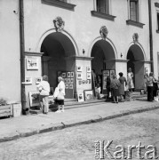 Sierpień 1978, Kazimierz Dolny, Polska
Galeria sztuki w podcieniach Domu Architekta.
Fot. Jarosław Tarań, zbiory Ośrodka KARTA [78-030]