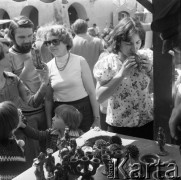 Sierpień 1978, Kazimierz Dolny, Polska
Turyści przy stoisku z pamiątkami.
Fot. Jarosław Tarań, zbiory Ośrodka KARTA [78-030] 
